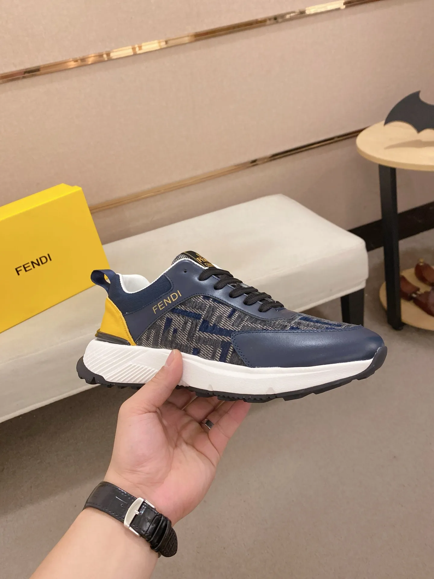 Men's shoes 💰 462💰 (FENDI) New style 👊🏻 upper 🇮🇹 imported cowhide fabric 🇩🇪 lining imported sheepskin lining. The original outsole is molded to highlight the identity of every man, and the upper foot is stable and stable🚶🏻🚶🏻The high-end custom counters reproduce the original version📯No matter the wind or rain, the shoe last remains unchanged and can withstand the verification of time🔍️,🔵 Size: 38-44 (45 is custom-made and cannot be returned or exchanged